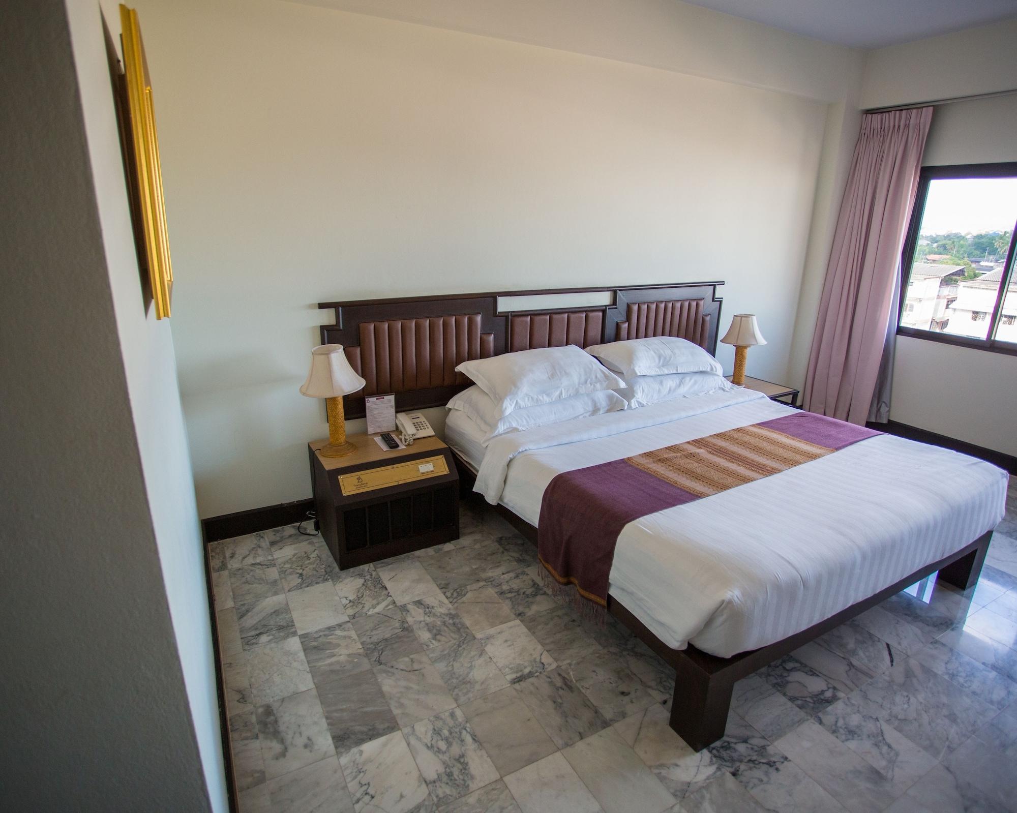 Seeharaj Hotel Uttaradit Dış mekan fotoğraf