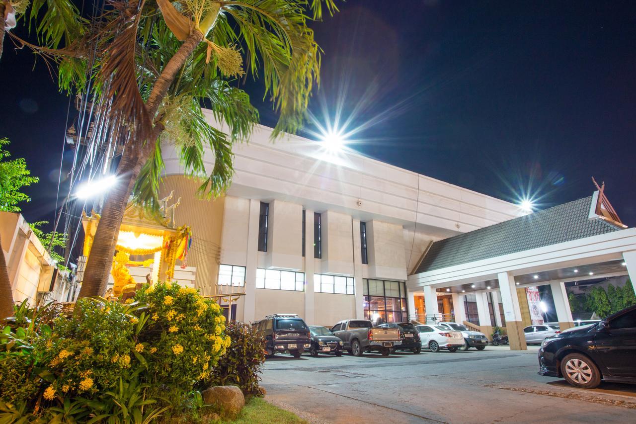 Seeharaj Hotel Uttaradit Dış mekan fotoğraf